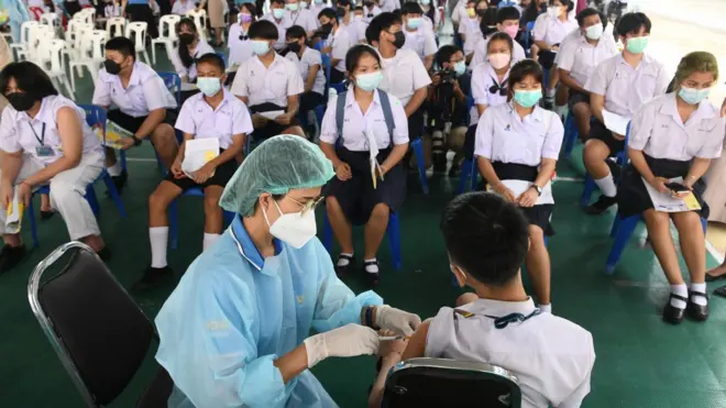 การฉีดวัคซีนนักเรียนที่โรงเรียนพิบูลย์อุปถัมภ์ ซึ่ง พล.อ.ประยุทธ์ จันทร์โอชา เดินทางไปร่วมเปิดคิกออฟการฉีดวัคซีน เมื่อวันที่ 4 ต.ค. 2564