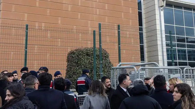 Avukatlar, 9 Mart 2026'da İstanbul, Türkiye'deki Silivri Marmara Cezaevi ve Adliye Kompleksi önünde bekliyor. 
