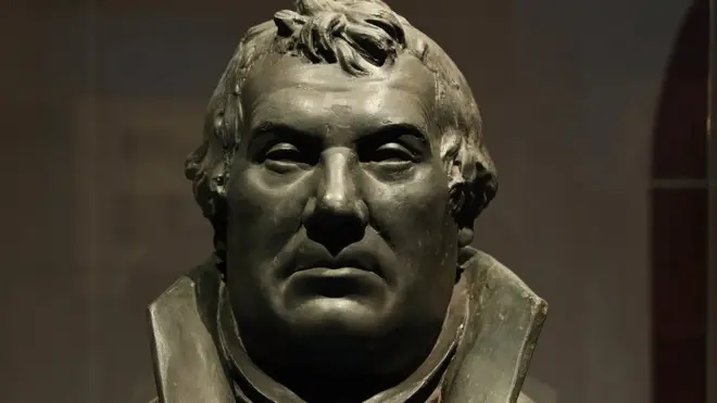 Patung Martin Luther dari Abad ke-19 dipamerkan dalam pameran 'Luther dan Jerman' di Kastil Wartburg, Jerman, pada 5 Mei lalu.