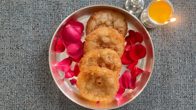 अनारसाः मराठी माणसाला वेड लावणारा गोड, कुरकुरीत पण नाजूक पदार्थ