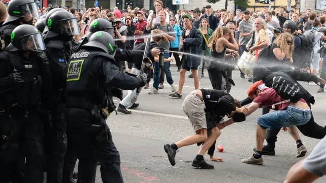 Массовые беспорядки в Гамбурге продолжаются, несмотря на заявления полиции