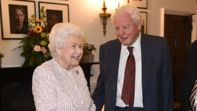 2019年11月20日，英国女王伊丽莎白二世给大卫·艾登堡爵士颁发英国皇家战略研究所（Chatham House）奖，奖励他为改善国际关系所做出的杰出贡献。