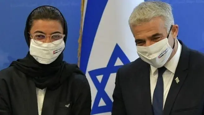 अबू धाबी में यूएई की संस्कृति मंत्री नूरा अल काबी के साथ इसराइली विदेश मंत्री येर लेपिड