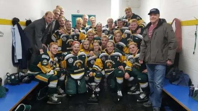 Klub hoki es The Humboldt Broncos berada dalam perjalanan di jalan tol 35, di sebelah utara Kota Tisdale di provinsi Saskatchewan.