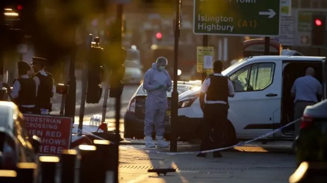 شرطة مكافحة الارهاب في مكان الحادث للتحقيق في ملابساته.