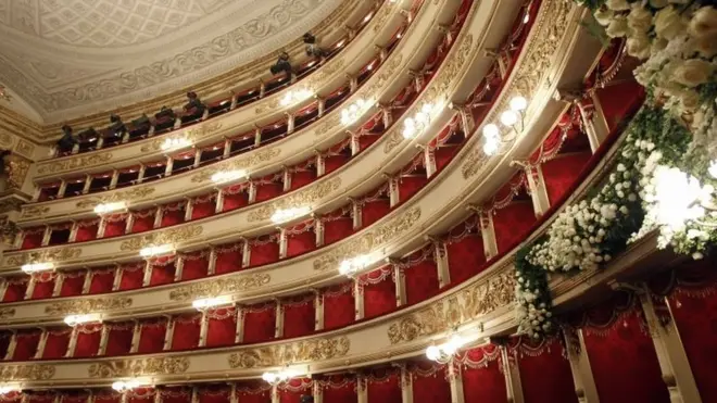 سييستهل عرض أبورا مدام بترفلاي موسم عام 2016/2017 في ميلانو