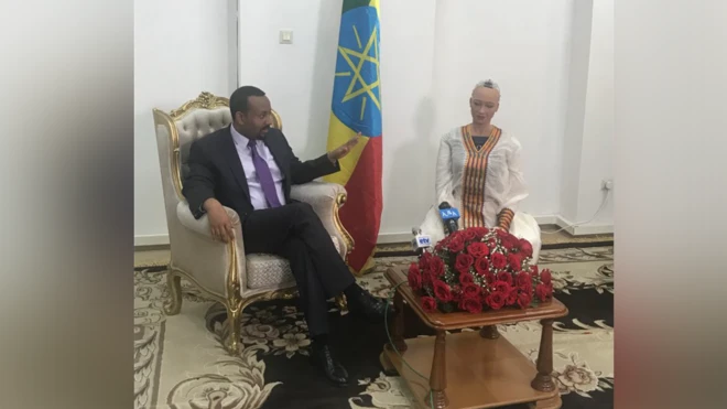 ጠቅላይ ሚንስትር አብይ አህመድ ከሮቦት ሶፊያ ጋር