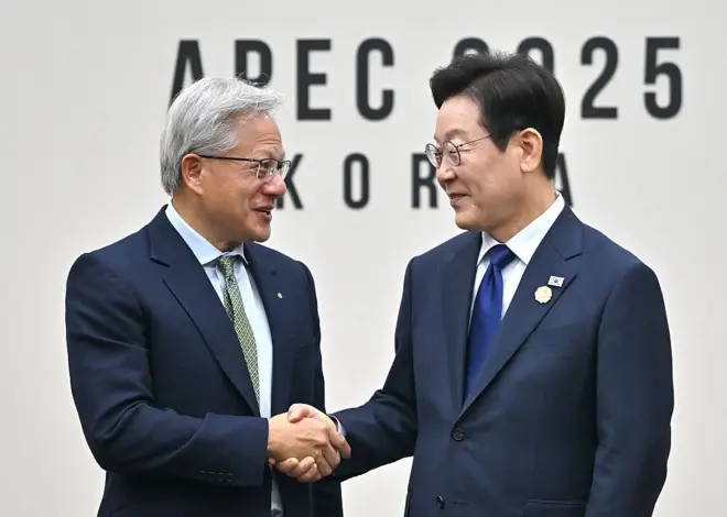 APEC이 열리고 있는 경주에서 접견한 이재명 대통령(오른쪽)과 젠슨 황 CEO(왼쪽)
