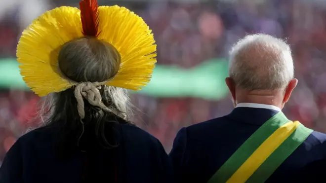 Lula subiu a rampa do Planalto com representantes do povo brasileiro, entre eles o cacique Raoni