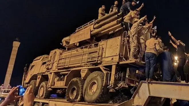 استعرض مقاتلو جيش حكومة الوفاق منظومة دفاع جوي روسية سيطروا عليها في قاعدة الوطية