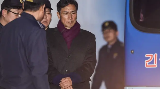 비서 성폭력 혐의 관련 항소심에서 징역 3년 6개월 실형을 선고받고 법정구속된 안희정 전 충남지사가 1일 오후 서울 서초동 서울고법에서 구치소행 호송차를 타고 있다