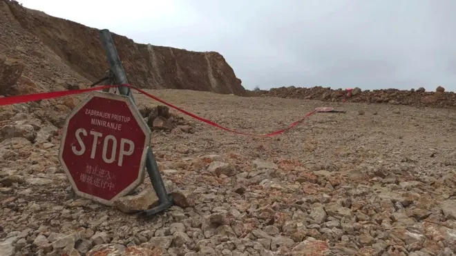 Znak upozorenja sa natpisom na srpskom i kineskom jeziku koji upozorava da je ova deo Starice miniran