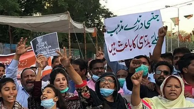 پاکستان کی ہندو اور مسیحی اقلیتی برادریاں اپنی لڑکیوں کے مذہب کی جبری تبدیلی کی شکایت ایک طویل عرصے سے کرتی آ رہی ہیں