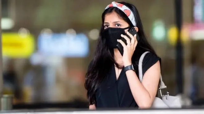 मास्क पहने युवती