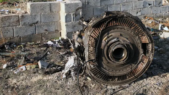 Двигатель на месте авиакатастрофы под Тегераном