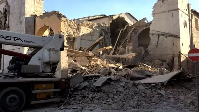सैन बिनेडेटो बेसेलिका की गिरी हुई इमारत की तस्वीर ट्वीट हुई