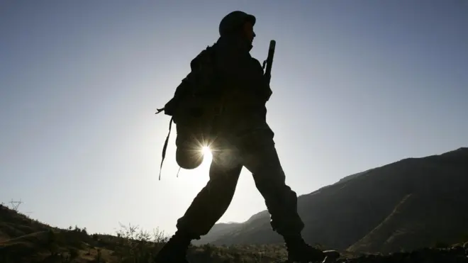 Türkiye-Irak sınırında görev yağan bir Türk askeri (Arşiv fotoğrafı).