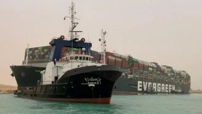 مالكو السفينة يقولون إن رياحاً قوية تسببت في جنوح السفينة