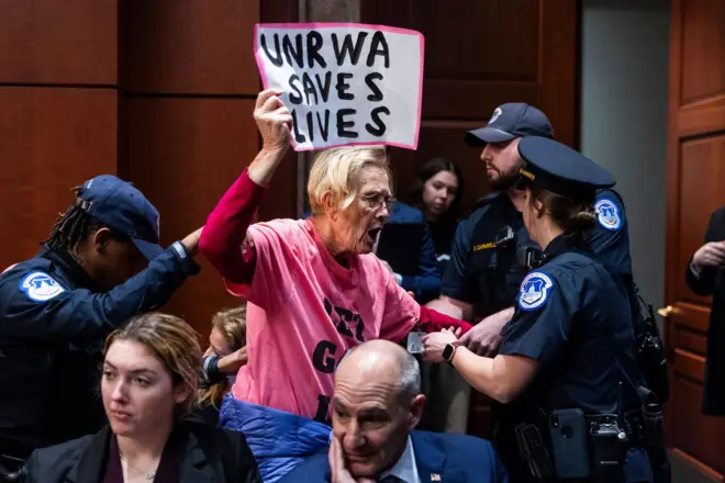 متظاهرة تهاجم تجميد تمويل الأونروا