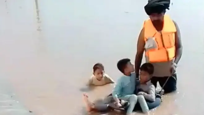 حافظ آباد کا ’ملنگ‘ جس نے سیلاب میں گھرے درجنوں افراد کی جانیں بچائیں