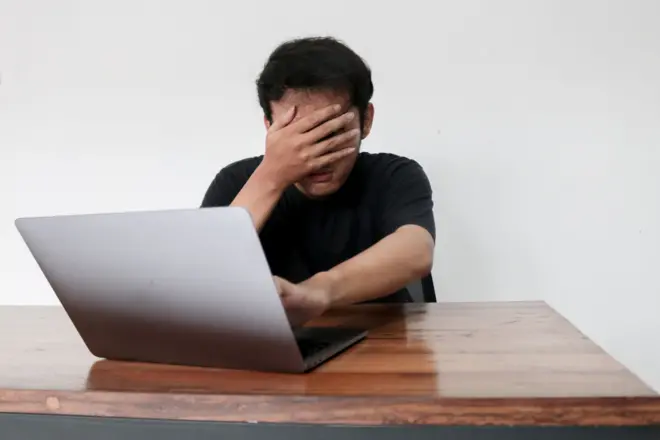 पॉर्न पाहण्यासाठीचे योग्य वय काय? यावरून का सुरू झाला आहे वाद