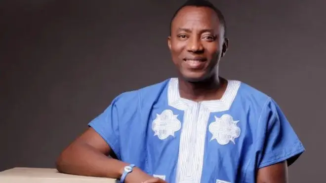 Omoyele Sowore. O wọ aṣọ Danṣiki alawọ aro ti wọn fi awọ funfun ṣiṣẹ si ọrun rẹ, o n wo ọọkan bo ṣe n rẹrin-in ninu aworan yii.