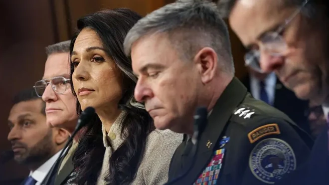 تولسی گابارد، مدیر اطلاعات ملی، نفر سوم از راست به همراه دیگر مقامات ارشد دولت ترامپ، دیروز (۲۸ اسفند- ۱۸ مارس) بیش از دو ساعت در یک جلسه استماع کنگره درباره تهدیدهای جهانی علیه آمریکا شهادت دادند