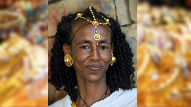 በወርቅ ያጌጠች ሴት