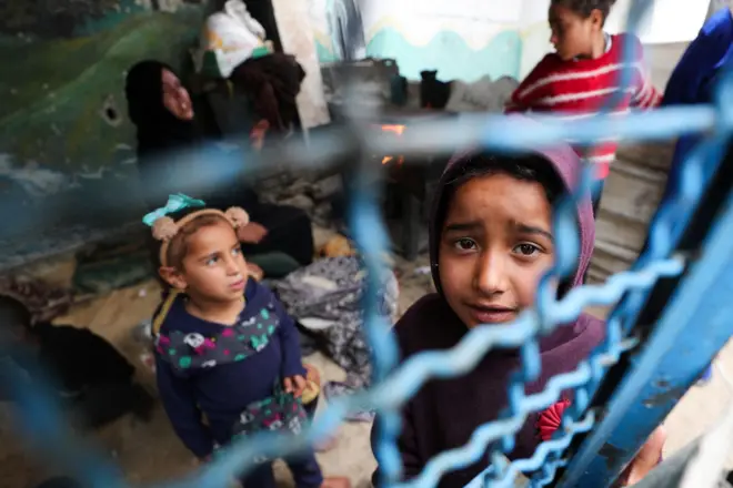 أطفال نازحين في إحدى الخيام في غزة