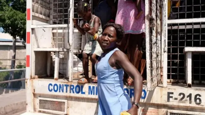 Haitiana y niña en camión