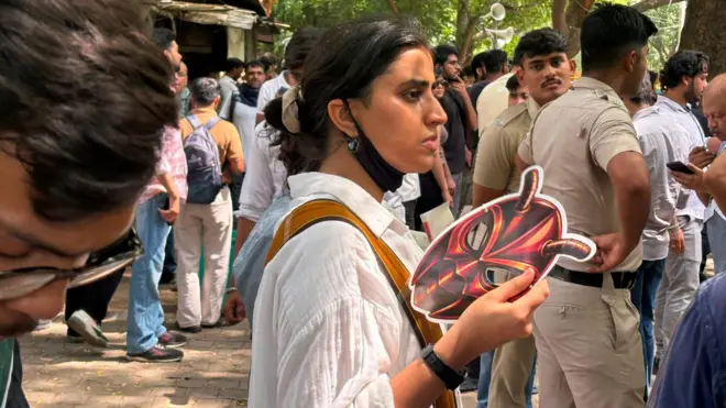 కాక్రోచ్ జనతా పార్టీ, దిల్లీ, నిరసనలు