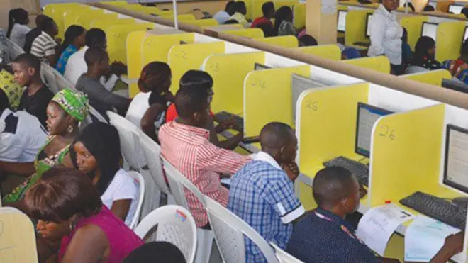 Awọn akẹkọọ to n joko se idanwo JAMB