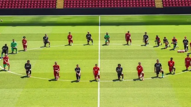 የሊቨርፑል ተጫዋቾች የፍሎይድ ግድያን በመቃወም ተነሱት ፎቶ