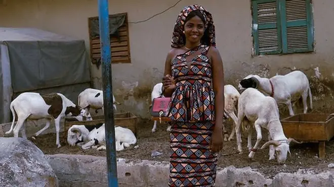 رقية، 22 عاما، ترتدي ملابس العيد