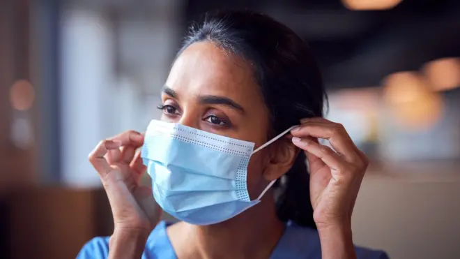 మాస్కు ధరించిన యువతి