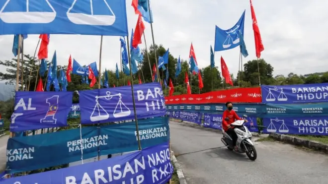 Bendera koalisi partai-partai menghiasi ruas jalan ditempat-tempat umum di Malaysia.
