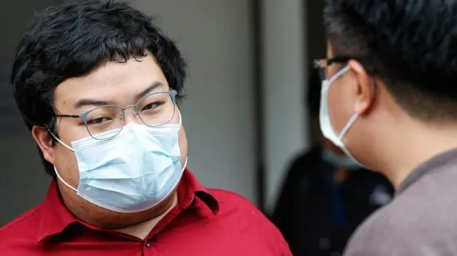 พริษฐ์ ชิวารักษ์ (ซ้าย) พูดคุยกับอานนท์ นำภา ในวันที่อัยการสั่งฟ้องและถูกส่งตัวเข้าเรือนจำเมื่อ 13 ก.พ.