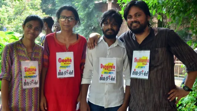 متحدہ لیفٹ کے کامیاب نمائندوں میں صدر گیتا کماری کو لال رنگ کے کپڑے میں دیکھا جا سکتا ہے