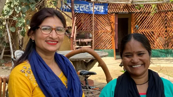 Nazni Rizvi (left) and Meera Devi (right) outside the Khabar Lahariya office in Banda