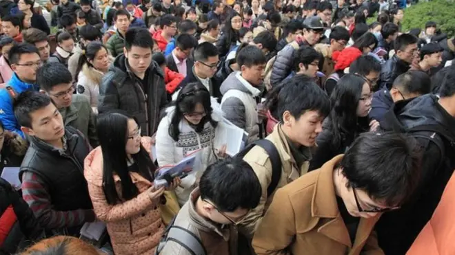 چین ڈیموکریٹک لیگ نامی سیاسی جماعت ملک کی متعدد اقلیتی جماعتوں میں سے ایک ہے جن کے پاس بہت محدود اختیارات ہیں۔