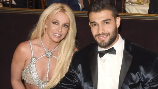 اصغری در سپتامبر ۲۰۲۱ از خانم اسپیرز در خانه‌‌اش خواستگاری کرد