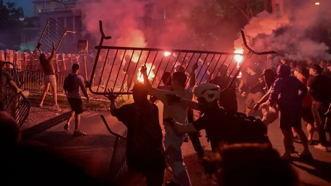 Sukob policije i demonstranata ispred zgrade Predsedništva Srbije u Beogradu