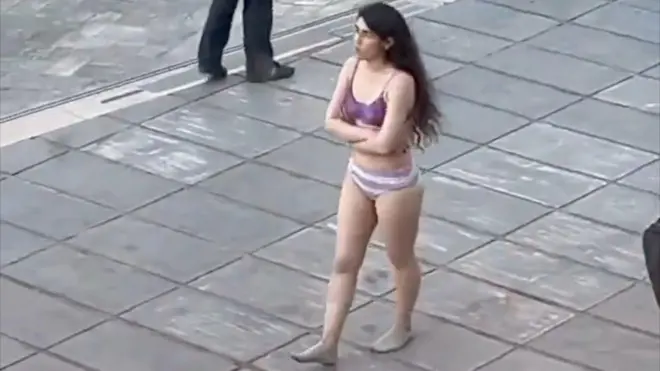 در گزارش‌های اولیه چون شرایط این زن روشن نبود ما برای حفظ حریم خصوصی، تصویرش را محو کردیم. اما با اینکه جزئیات موضوع هنوز حتمی نیست، تصویر اعتراض او کانون این خبر در حال تحول شد. بنابر این برای اینکه مخاطبان درک بهتری از ماهیت اعتراض او داشته باشند، ما اکنون در گزارش این خبر در حال تحول، تصویر او را محو نمی‌کنیم. 