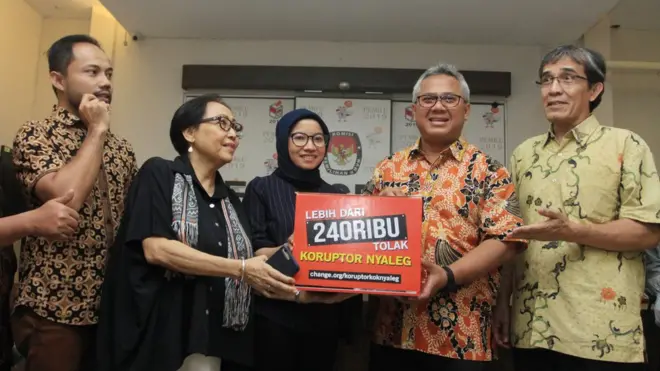 Ketua KPU, Arief Budiman (kedua kanan) menerima penyerahan petisi dukungan tolak caleg koruptor dari didampingi Koalisi Masyarakat Sipil untuk Pemilu Bersih.