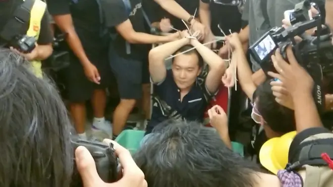 环球时报记者付国豪被示威者围堵绑手