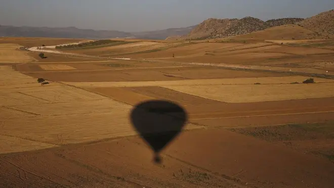 Тень воздушного шара на поле