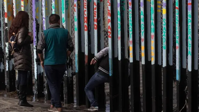 Избеглице налазе начин да пређу овај зид