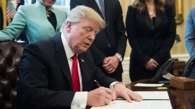 ډونلډ ټرمپ تېره جمعه دغه فرمان لاسلیک کړ.