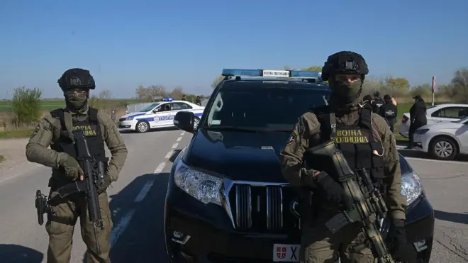 Војна полиција под пуном опремом са пушкама у рукама, на цести стоји испред аутомобила