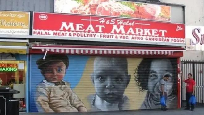 ภาพใบหน้าของเด็กน้อยน่ารักที่ประตูร้านค้า ช่วยป้องกันการลอบพ่นสีหรือขีดเขียนเลอะเทอะโดยกลุ่มนักเลงได้